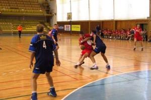 Kopřivnický pivotman se snaží prosadit proti obraně Bystřice p. Hostýnem v sobotním turnajovém duelu.<br/> FOTO: ONDŘEJ ZAPLETAL