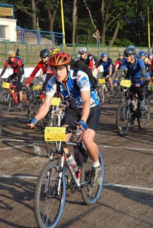 Čtyři sta padesát bikerů letos vyrazilo na náročnou trasu Kopřivnického drtiče. V beskydských kopcích najeli 122 kilometrů. Více o závodu čtěte na straně 8.<br/>                                   
FOTO: DAVID MACHÁČEK
