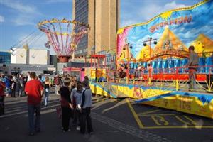 Stánků se na letošní kopřivnické pouti objevilo méně, zato nájem, který městu nechali provozovatelé atrakcí, byl vyšší.<br/>                                                                               
FOTO: DAVID MACHÁČEK
