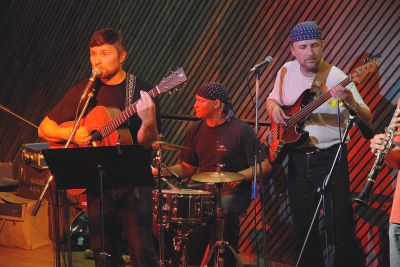 Kapela Vrkoč musela kvůli dešti svůj páteční koncert odehrát v interiéru hudebního sálu, dovnitř musela být přesunuta i večerní filmová projekce.<br/>                                           
FOTO: DAVID MACHÁČEK
