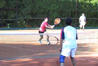 Dvojice Cváček, Lindnerová (čelem k síti) se dostala až do finále čtyřhry tenisového turnaje.<br/> FOTO: ONDŘEJ ZAPLETAL