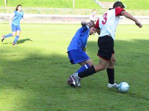 Záložník FC Kopřivnice Petr Feilhauer atakuje protihráče z Trojanovic v nedělním nešťastném utkání, ve kterém domácí podlehli 1:2.<br/>                                                            
FOTO: ONDŘEJ ZAPLETAL
