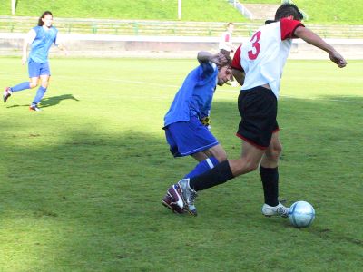 Záložník FC Kopřivnice Petr Feilhauer atakuje protihráče z Trojanovic v nedělním nešťastném utkání, ve kterém domácí podlehli 1:2.<br/>                                                            
FOTO: ONDŘEJ ZAPLETAL
