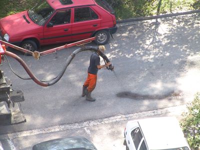 Opravy výtluků byly prováděny buď teplou obalovanou směsí, nebo tryskovou metodou.<br/>FOTO: DANA HOĎÁKOVÁ