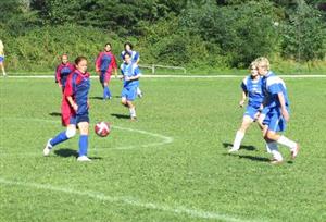 Fotbalistky Slovanu Ostrava se snaží udržet míč na polovině domácího týmu. Hráčky Lubiny však nic neponechaly náhodě a zvítězily 3:0.<br/>                                                  
FOTO: ONDŘEJ ZAPLETAL
