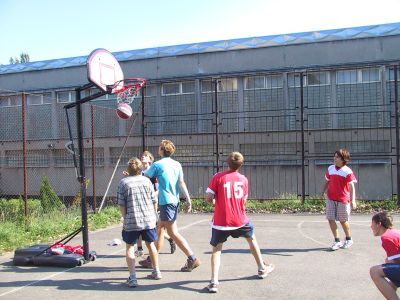 Streetbalová utkání se letos přesunula z náměstí TGM na hřiště ZŠ Emila Zátopka.<br/>                                                FOTO: ILONA HOFFMANNOVÁ