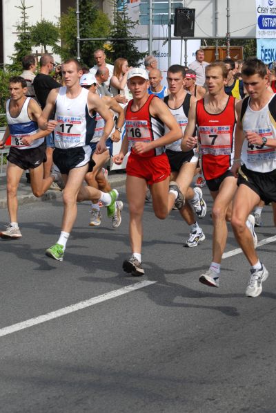 Do čtvrtého ročníku Běhu rodným krajem Emila Zátopka vystartovalo v sobotu dopoledne z Kopřivnice přes 150 běžců z tuzemska i zahraničí.<br/>
FOTO: DAVID MACHÁČEK

