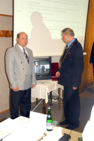Těsně před koncem volebního období ještě došlo na zastupitelský slib. Do rukou starosty  jej složil Jaroslav Bělaška zvolený za ODS. Nahradil zesnulého Petra Chromečku.
FOTO: DAVID MACHÁČEK