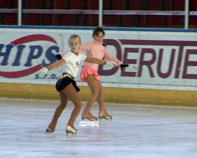 Sedmileté kopřivnické krasobruslařky předvádějí povinné prvky při sobotních výkonnostních testech, které se uskutečnily na zimním stadionu.
FOTO: ONDŘEJ ZAPLETAL