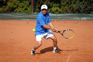 První ročník tenisového turnaje Direkt Cup přinesl jak urputné souboje na antukovém povrchu, tak spoustu recese, tolik typické pro místní ’taneční skupinu’. <br/>
FOTO: DAVID MACHÁČEK
