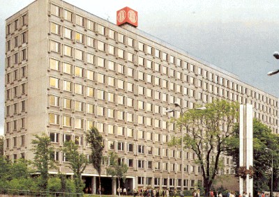 Takto vypadala správní budova tehdejšího národního podniku Tatra v osmdesátých letech, v té době byla plná administrativních pracovníků automobilky ...