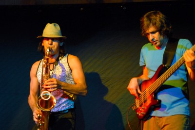 Rakouská ’jazz-punková’ skupina Tres Hombres přinesla do programu klubu Nora velmi zajímavou hudební produkci. Koncert v pondělí večer však mnoho lidí nepřilákal.<br/>
FOTO: DAVID MACHÁČEK