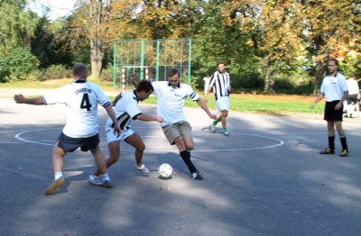 Marian Janiak z Juventusu prochází mezi dvěma hráči štramberského Orla. Juventus zvítězil v obou svých zápasech a Janiak byl jeho oporou. <br/>
FOTO: ONDŘEJ ZAPLETAL