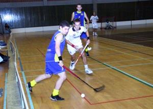 Domácí florbalisté z týmu Vikings (v tmavém) sehráli v sobotu večer pohledný duel proti pražské Spartě. Svou převahu v závěru utkání však gólově nezúročili. <br/>
FOTO: ONDŘEJ ZAPLETAL