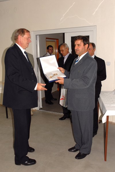 Symbolický klíč od budovy nové radnice předal během slavnostního otevření starosta města Jiří Tichánek tajemníkovi Městského úřadu Kopřivnice Josefu Jiříkovi.<br/>                 
FOTO: DAVID MACHÁČEK
