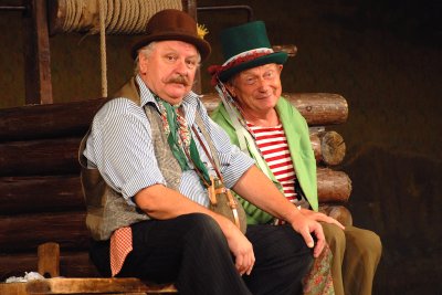 Představení Čochtan vypravuje v kulturním domě bylo v podstatě one man show. S Josefem Dvořákem v titulní roli jeho herečtí kolegové vůbec nestačili držet krok.<br/>                  
FOTO: DAVID MACHÁČEK
