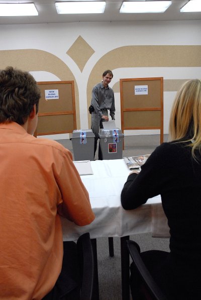 I když byla účast ve volbách slabší, přesto bylo nutné do některých volebních okrsků dodat další volební schránky, neboť je voliči brzy naplnili.<br/>                                              
FOTO: DAVID MACHÁČEK

