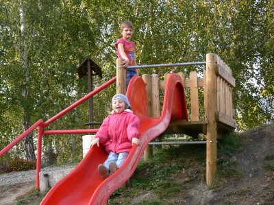 Na ukončení projektu Pod společnou střechou se sešly na hřišti ve Skorotíně nejen místní, ale i děti z příborského dětského domova.<br/>                                                          
FOTO: Ilona Hoffmannová
