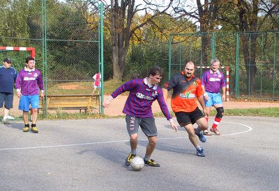 Hráči D&L AS 54 (u míče) zabránili v tomto zápase týmu KVS v postupu do první ligy, když udrželi remízu 1:1.<br/>                                                                          
FOTO: ONDŘEJ ZAPLETAL
