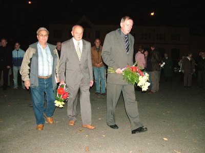 K pomníku TGM položili kytice zástupci Masarykova demokratického hnutí a také starosta Jiří Tichánek.<br/>                            
FOTO: DANA HOĎÁKOVÁ
