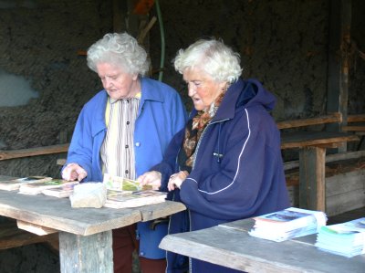Účastnice recesního pochodu seniorů si v cíli vybírají z propagačních materiálů věnovaných městem.<br/>                                                             FOTO: ILONA HOFFMANNOVÁ