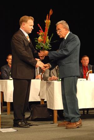 Zastupitel Josef Pavelka gratuluje novému starostovi Josefu Jalůvkovi a předává mu řízení ustavující schůze zastupitelstva města, které změnilo vedení radnice.<br/>                    
FOTO: DAVID MACHÁČEK
