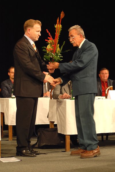 Zastupitel Josef Pavelka gratuluje novému starostovi Josefu Jalůvkovi a předává mu řízení ustavující schůze zastupitelstva města, které změnilo vedení radnice.<br/>                    
FOTO: DAVID MACHÁČEK
