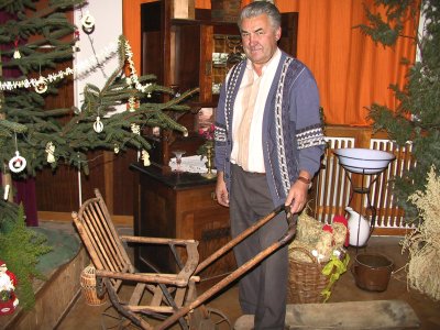 Netradiční podzimní výstava přitáhla návštěvníky z Hrabyně i z Opavy. Na snímku Břetislav Vaněk u dobového kočárku.<br/>     
FOTO: ILONA HOFFMANNOVÁ
