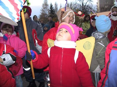 Setkání na zahradě Mateřské školy na ulici České i při velké zimě provázel zájem dětí o soutěže, módní přehlídku masek a táborák.<br/>                                                          
FOTO: ILONA HOFFMANNOVÁ
