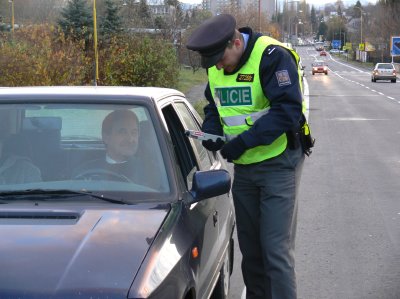V rámci dopravně-bezpečnostní akce kontrolovali policisté, zda řidiči nepožili před jízdou alkohol. U většiny z nich přístroj nenaměřil žádné hodnoty.<br/>                                
FOTO: DANA HOĎÁKOVÁ
