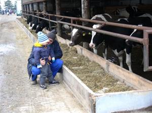 Na prohlídku živočišné výroby zemědělského podniku Moravan, a. s., Petřvald zavítal i Zdeněk Šindel s tříletým synem.<br/>                                                          
FOTO: ILONA HOFFMANNOVÁ
