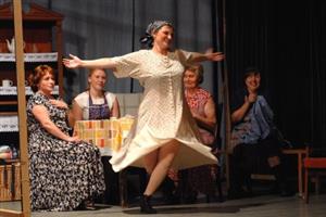 Poetická hra z irského venkova Tanec na konci léta v podání ochotníků z Kotouče bude po místních částech 17. listopadu v 18 hodin k vidění i v kopřivnickém Katolickém domě.<br/>     FOTO: DAVID MACHÁČEK