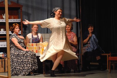 Poetická hra z irského venkova Tanec na konci léta v podání ochotníků z Kotouče bude po místních částech 17. listopadu v 18 hodin k vidění i v kopřivnickém Katolickém domě.<br/>     FOTO: DAVID MACHÁČEK