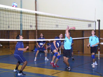 Kopřivničtí volejbalisté (vpravo) v sobotním duelu hladce přehráli soupeře z Nového Jičína a pohybují se v horní polovině tabulky.<br/>                                                                 
FOTO: ONDŘEJ ZAPLETAL
