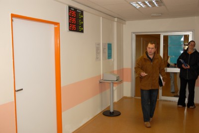 Vyvolávací systém přinesl zklidnění situace na odboru dopravy i na odboru správním. Klienti se nepředbíhají, a nevznikají tak zbytečné hádky.<br/>                                                 
FOTO: DAVID MACHÁČEK
