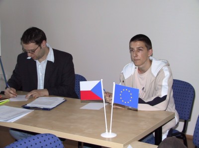 Koordinátor dětského zastupitelstva David Monsport uvedl do funkce nově zvoleného starostu Filipa Rosandiče ze Základní školy 17. listopadu.<br/>                     
FOTO: ILONA HOFFMANNOVÁ
