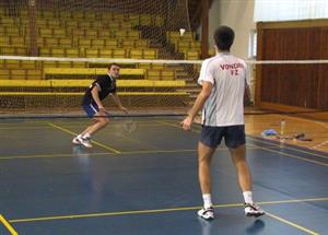 Ve finále dvouhry mužů na Velké ceně Kopřivnice v badmintonu potvrdil roli favorita pražský Jan Vondra (zády), když porazil královéhradeckého René Nedělu.