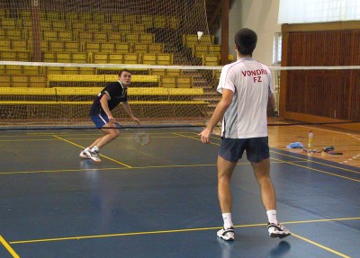 Ve finále dvouhry mužů na Velké ceně Kopřivnice v badmintonu potvrdil roli favorita pražský Jan Vondra (zády), když porazil královéhradeckého René Nedělu.