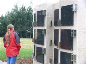 Kolumbárium je hotovo. K dispozici je čtyřiadvacet úložných míst. Pronájem těchto míst spadá pod Slumeko, které má správu nad celým hřbitovem.<br/>                                         
FOTO: DANA HOĎÁKOVÁ
