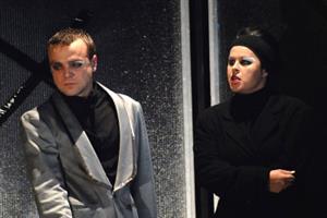 Tomáš Šulaj v hlavní roli vévody z Glosteru odvedl při hostování Slováckého divadla s Richardem III. v Kopřivnici obdivuhodný herecký výkon.<br/>                                
FOTO: DAVID MACHÁČEK
