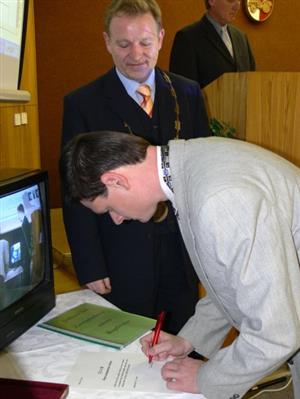 Nový zastupitel Robert Kasík (za ČSSD), který nahradil Petra Černocha, složil v úvodu zasedání zákonem předepsaný slib.<br/>                                                                          
FOTO: DANA HOĎÁKOVÁ
