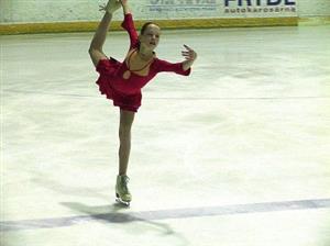 V kategorii mladších žákyň předváděly krasobruslařky na kopřivnické Velké ceně hodnotné výkony.<br/> FOTO: ONDŘEJ ZAPLETAL