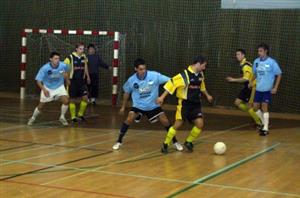 Novojičínské Tornádo kleslo z první pozice okresního přeboru až na čtvrté místo také díky prohře s kopřivnickou Lavinou (jednobarevné dresy) 1:4 . <br/><br/>
FOTO: ONDŘEJ ZAPLETAL
