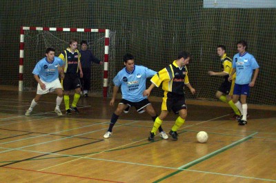 Novojičínské Tornádo kleslo z první pozice okresního přeboru až na čtvrté místo také díky prohře s kopřivnickou Lavinou (jednobarevné dresy) 1:4 . <br/><br/>
FOTO: ONDŘEJ ZAPLETAL
