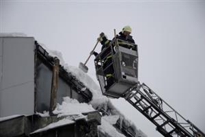 Přívaly sněhu v prvních měsících roku 2006 zkomplikovaly nejen dopravu. Plné ruce práce měli také hasiči, kteří museli odlehčovat neúměrně namáhaným střechám.<br/>            
FOTO: DAVID MACHÁČEK
