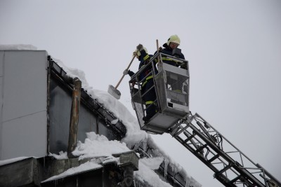 Přívaly sněhu v prvních měsících roku 2006 zkomplikovaly nejen dopravu. Plné ruce práce měli také hasiči, kteří museli odlehčovat neúměrně namáhaným střechám.<br/>            
FOTO: DAVID MACHÁČEK
