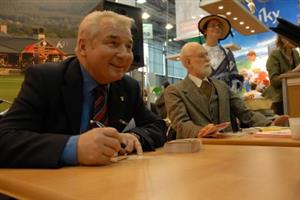 Olympionik Jiří Raška se ve veletržním stánku podepisoval, Sigmund Freud (na snímku vpravo) sice autogramy nerozdával, ale i tak přitahoval značnou pozornost.<br/>              
FOTO: DAVID MACHÁČEK
