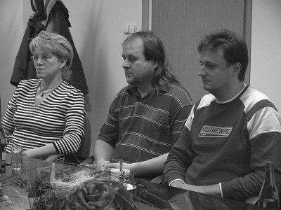 Při poděkování za čtyřicet bezpříspěvkových odběrů krve došlo i k neformální besedě účastníků se starostou města.<br/>       
FOTO: ILONA HOFFMANNOVÁ
