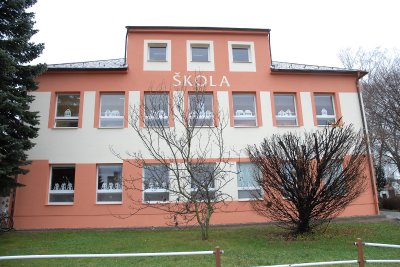 Základní škola v Závišicích se po rekonstrukci může pochlubit interiérovým nadstandardem i novou zateplenou fasádou.<br/>                                                                         
FOTO: DAVID MACHÁČEK
