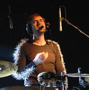 Bubeník Tata Bojs Milan Cais hraje na předvánočním trojkoncertu v kopřivnickém kulturním domě.<br/>           
FOTO: DAVID MACHÁČEK
